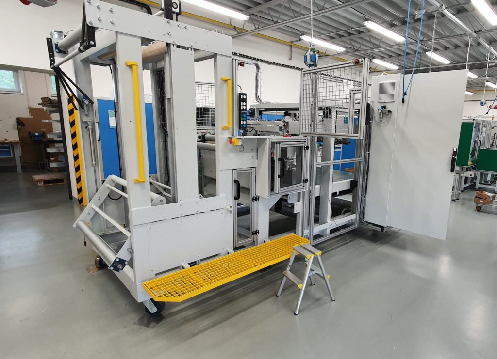 Textilní řezací stroj