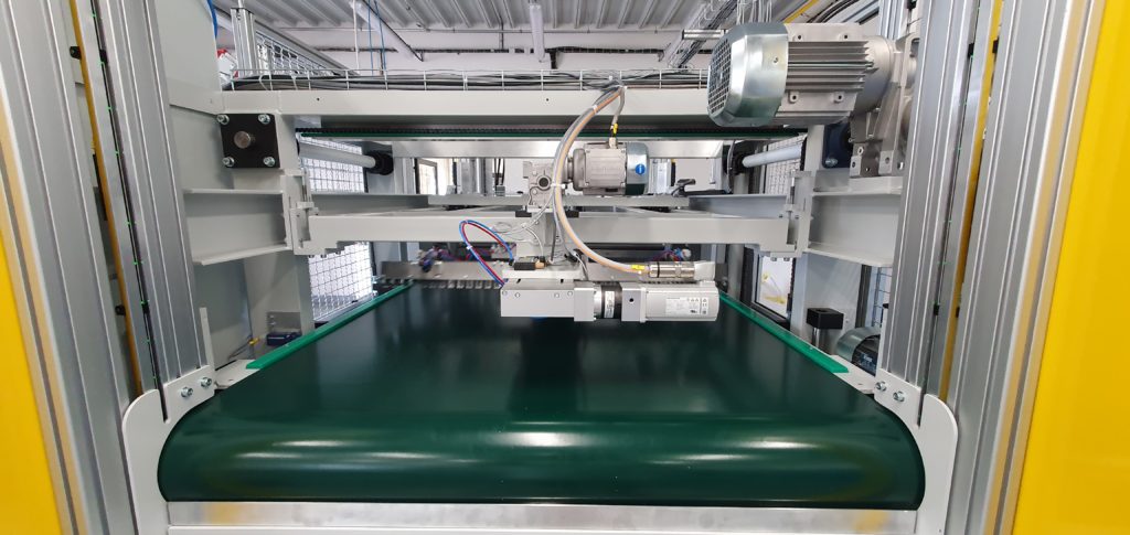 Textilní řezací stroj